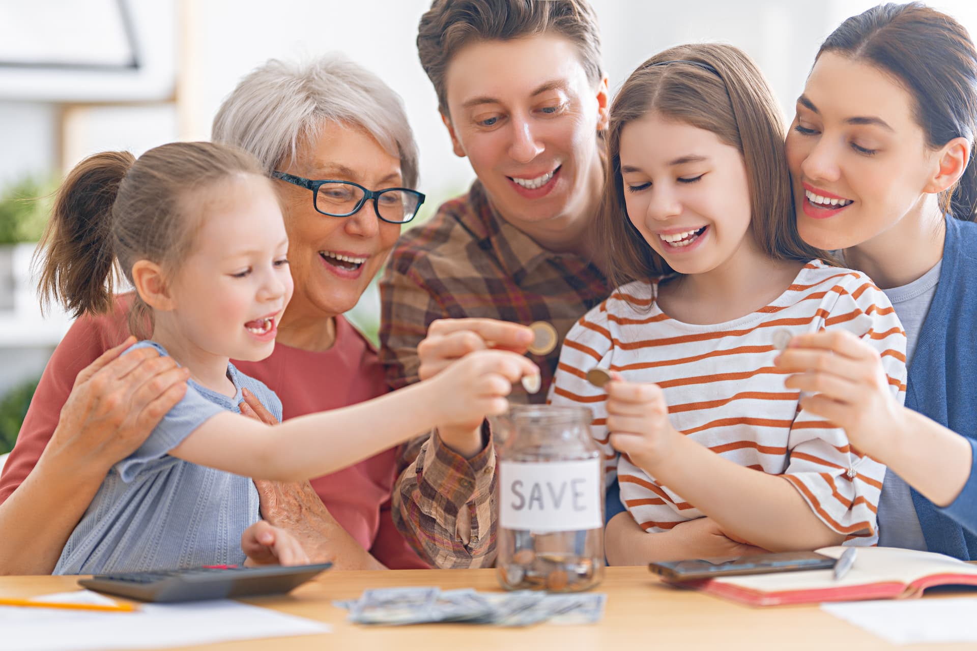 Enfant Avec L'argent D'économie Pour Le Concept D'éducation 2